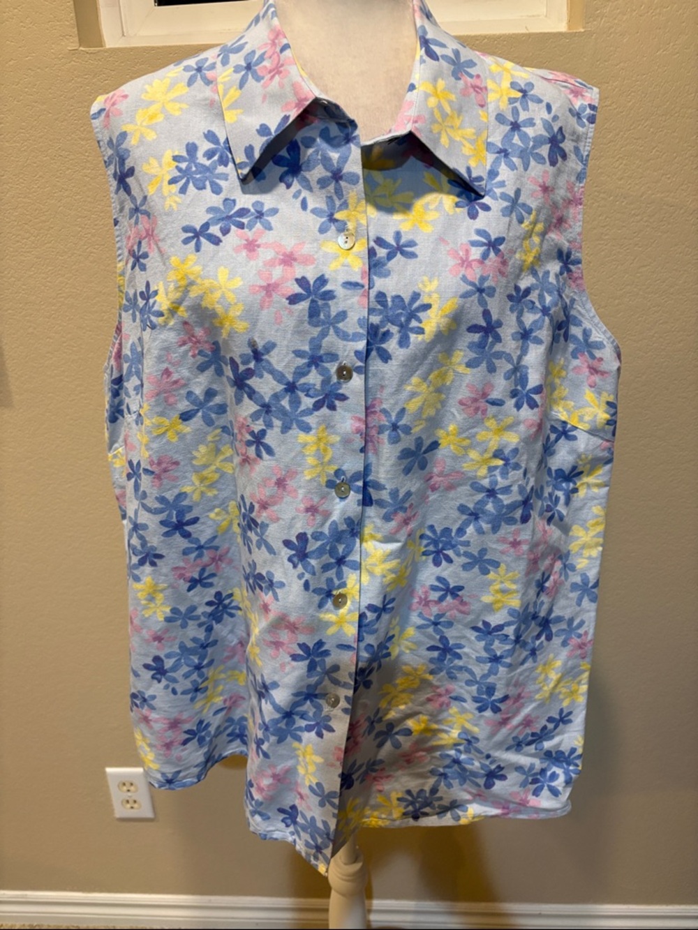 Sleeveless Button-Front 100% Irish Linen  Floral Shirt in Pastel Blue-Size 2X